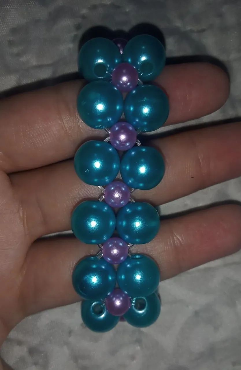 Pulseira de pérolas azul turquesa e lilás