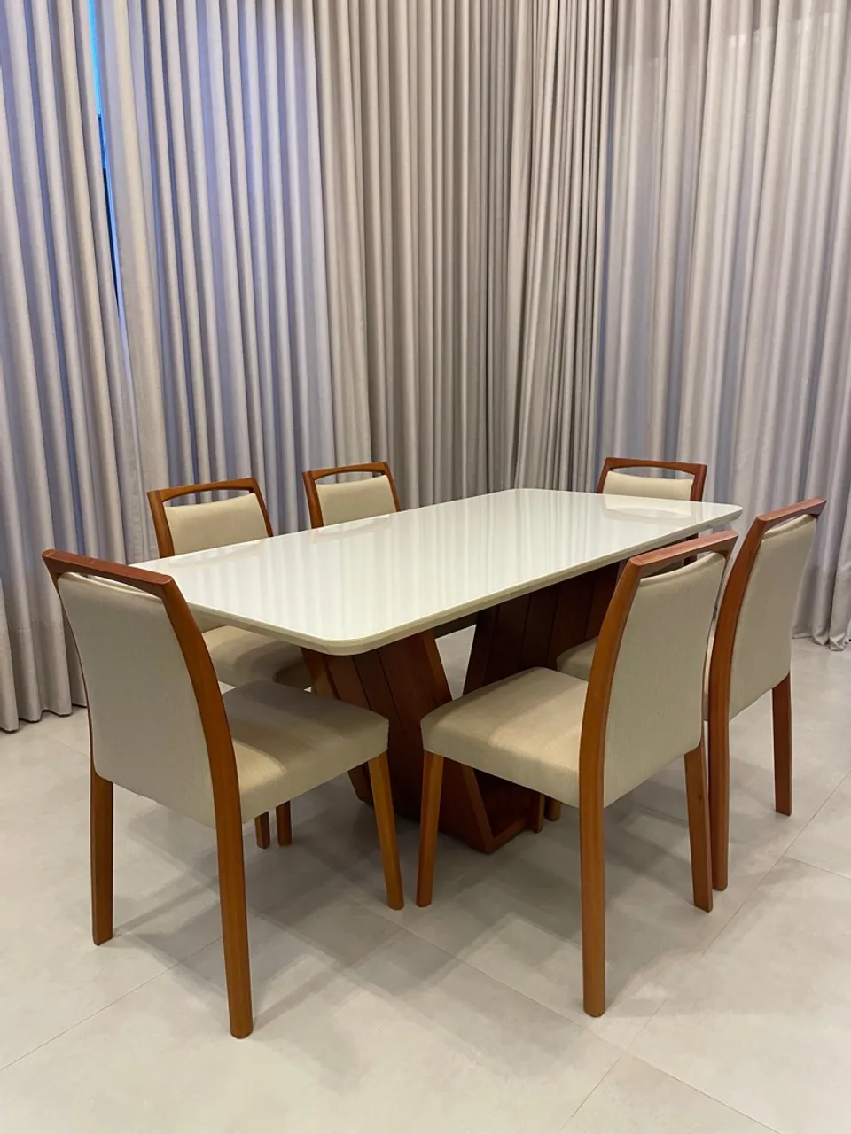 Mesa de Jantar alto padrão com 6 Cadeiras