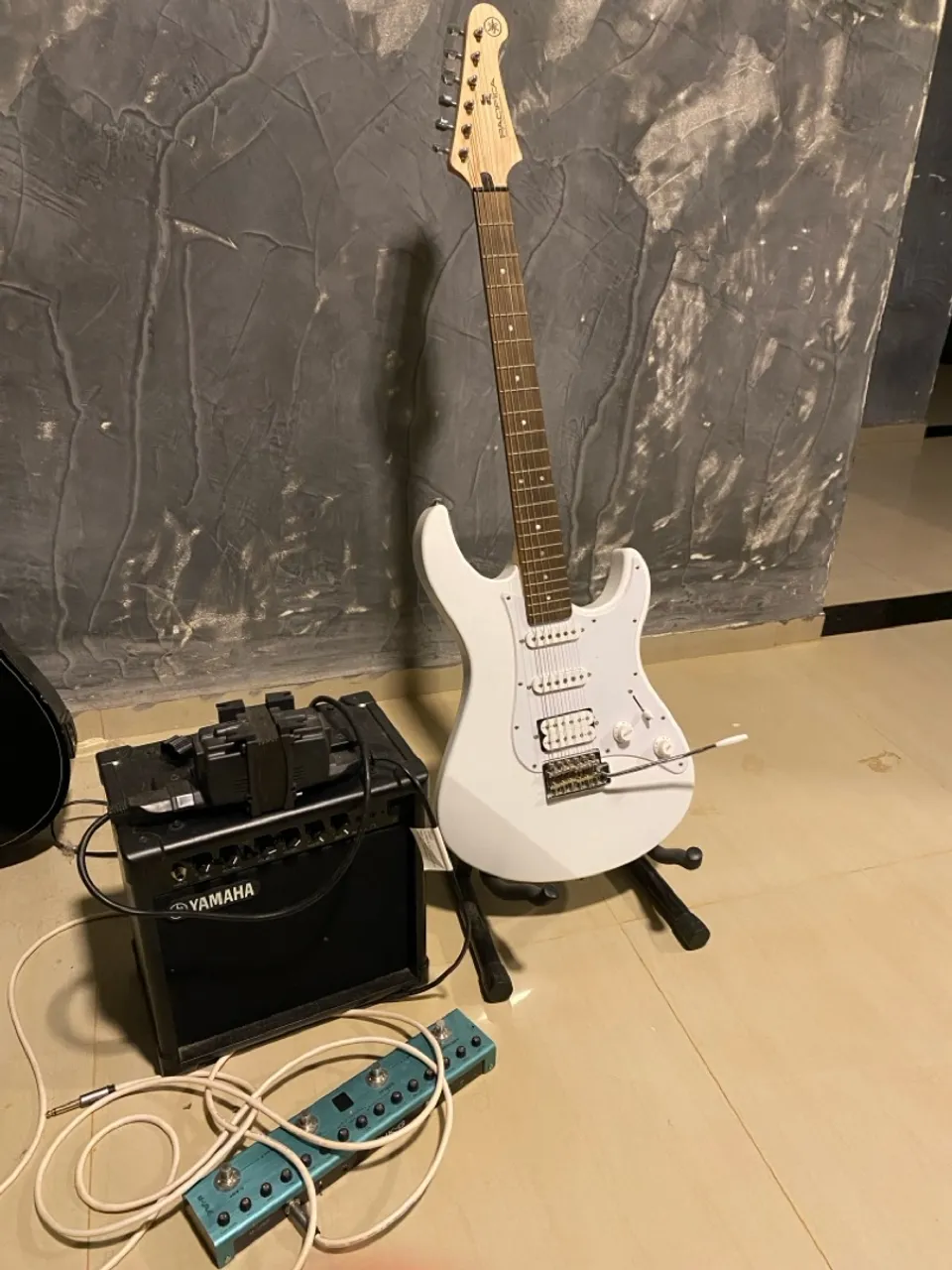 Kit completo Guitarra Yamaha Pacífica + Amplificador + Pedal + Alça + Suporte + Cabo + Bag