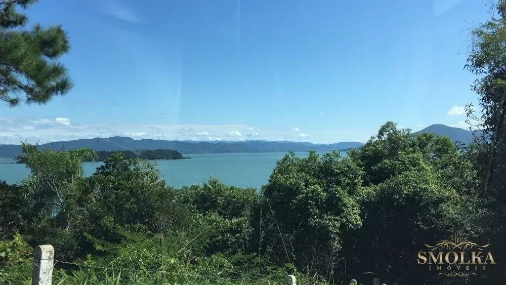 Terreno à venda em Sambaqui.
