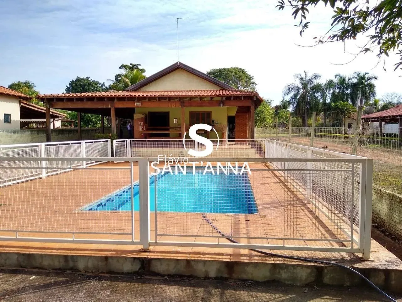 VENDE-SE RANCHO EM CONDOMÍNIO FECHADO EM INDIAPORÃ SP