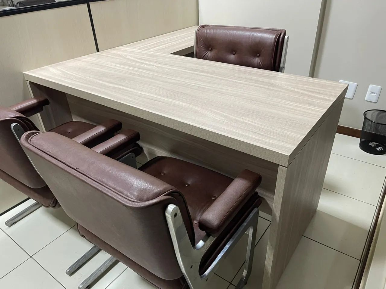 Mesa em L com Gavetas e Armario 2 portas para Escritório
