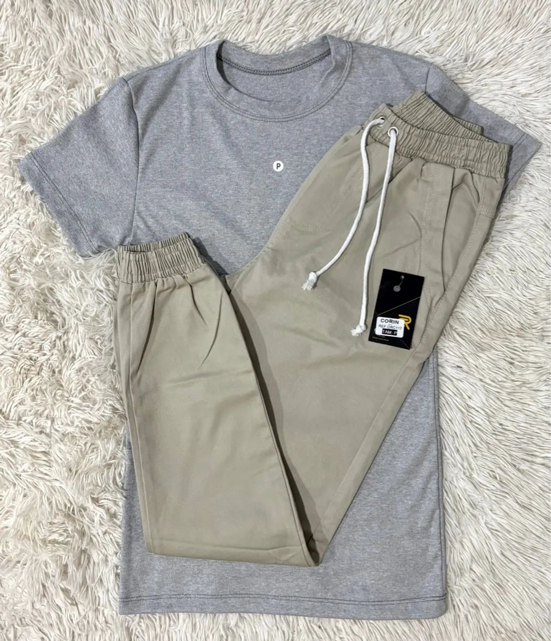 Conjunto P camisa cinza e calça Jogger P
