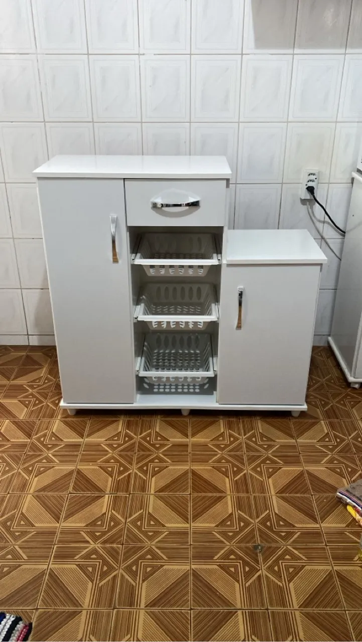 Armário de cozinha branco com cestos