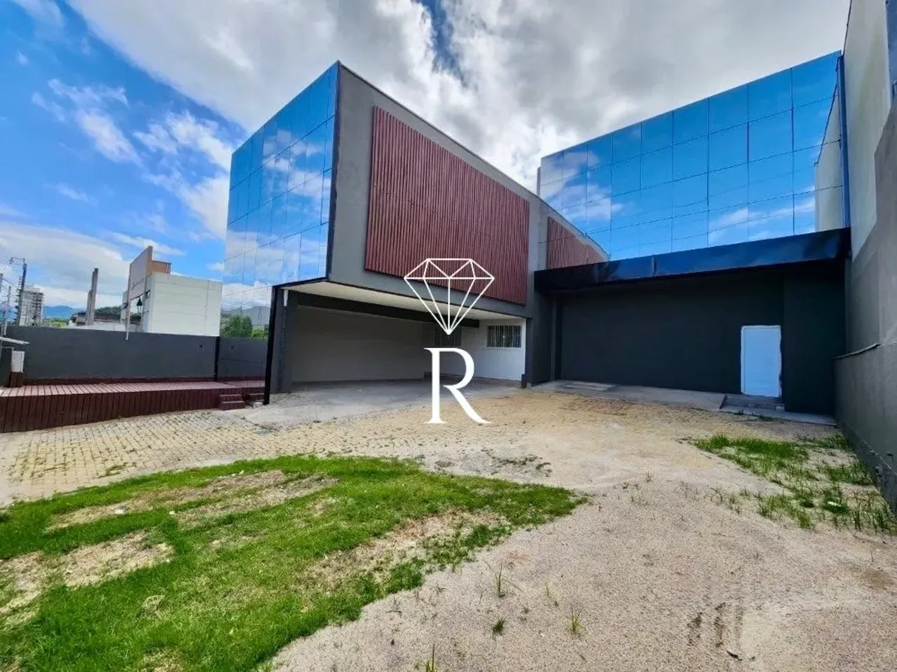 Prédio comercial no bairro Pedra Branca, Palhoça