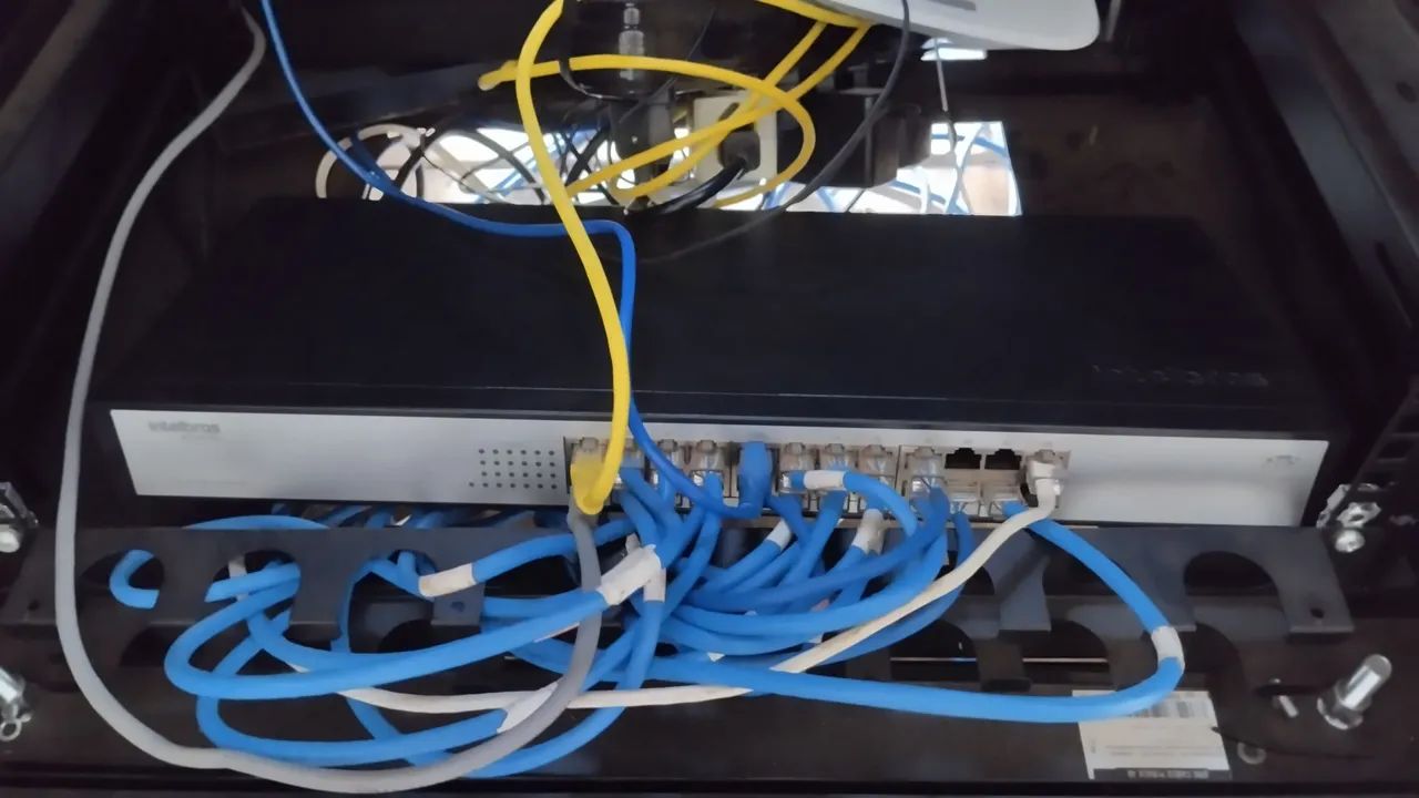 Switch 24 Portas Fast Ethernet Intelbras 