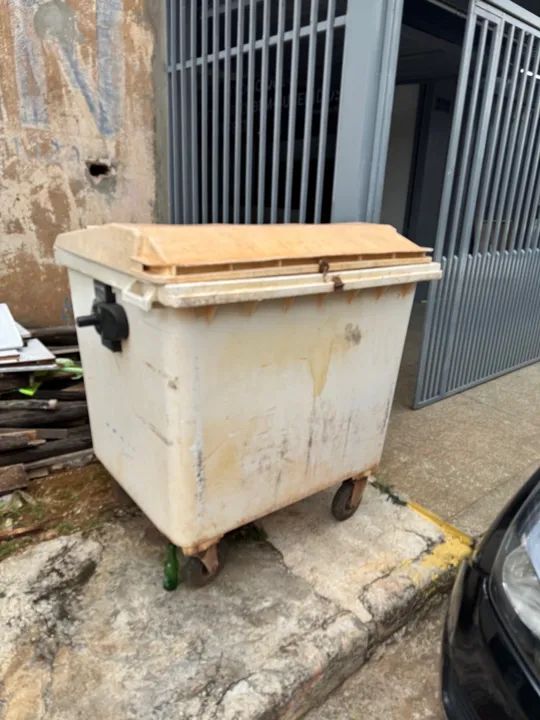 Lixeira para coleta de lixo com rodas