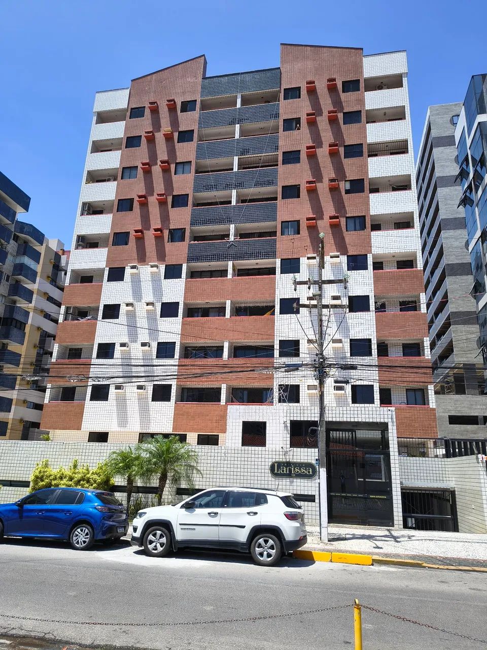 Alugo apartamento no Edifício Larissa, 3/4, com dependência e 02 vagas de garagem .