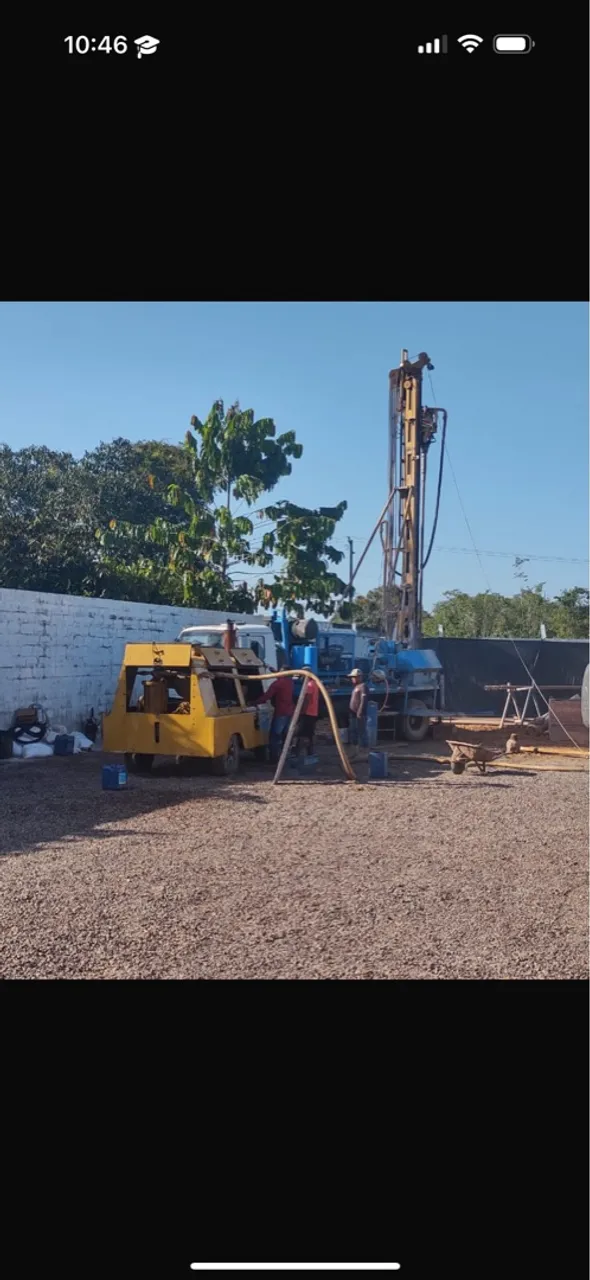 Máquina Perfuração de Poços, caminhão e compressor.