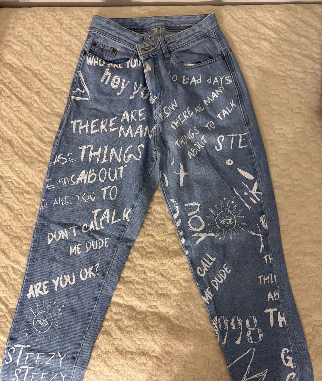 Calça jeans feminina com desenhos 