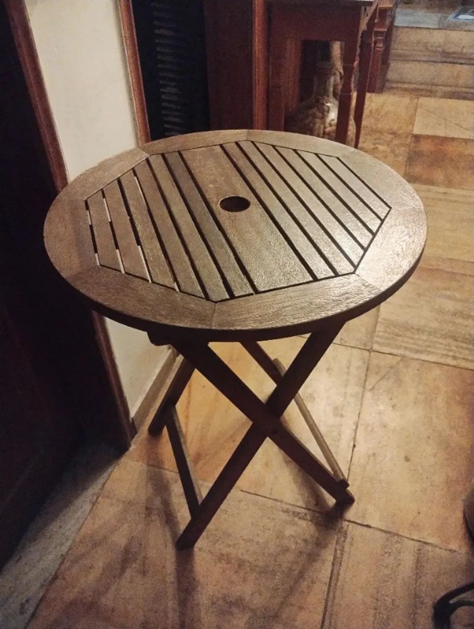 Mesa redonda dobrável de madeira