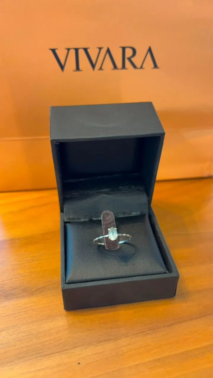 Anel Vivara em Ouro Branco 18k com Topázio Sky Blue