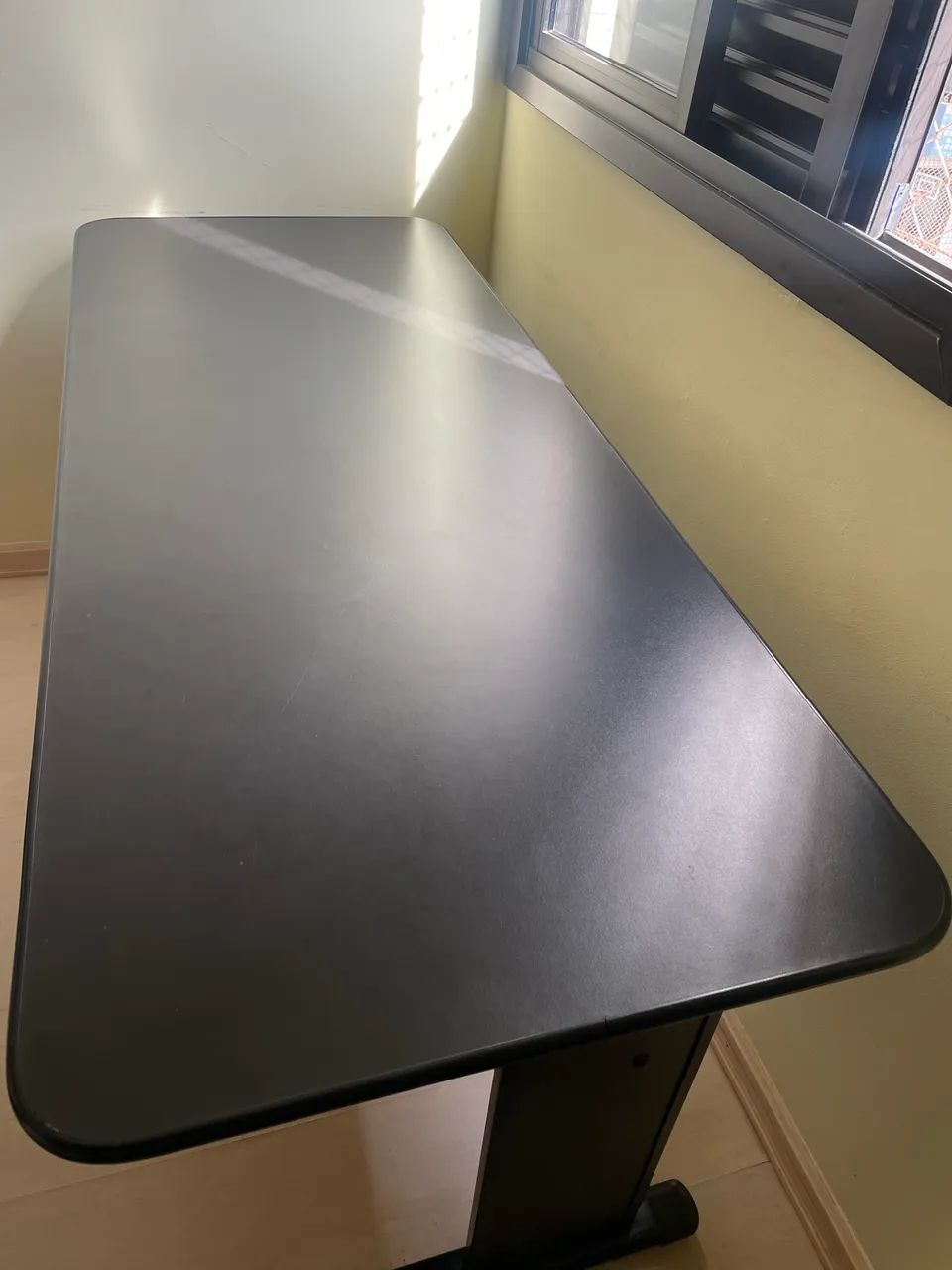 Vendo Escrivaninha Preta com Gaveteiro - Foto 3