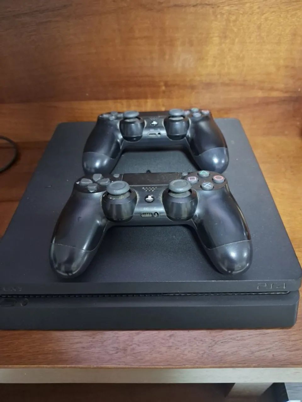 PLAYSTATION 4 COM 2 CONTROLES 