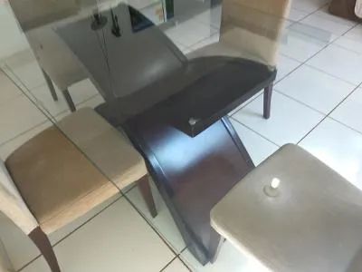 Mesa de Vidro com Pés de Madeira