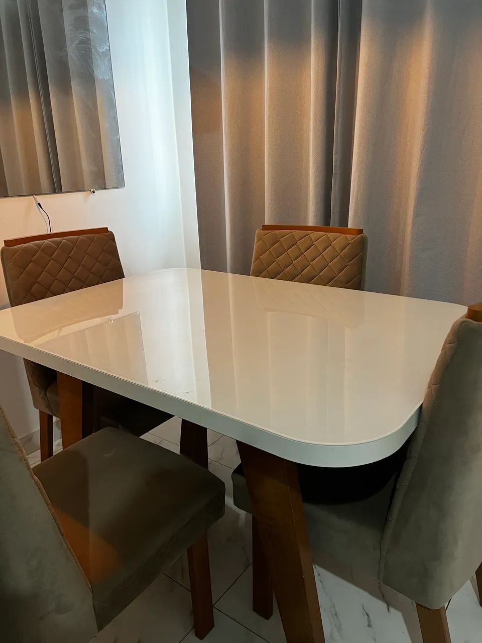 Vendo mesa com 4 cadeiras  - Foto 3