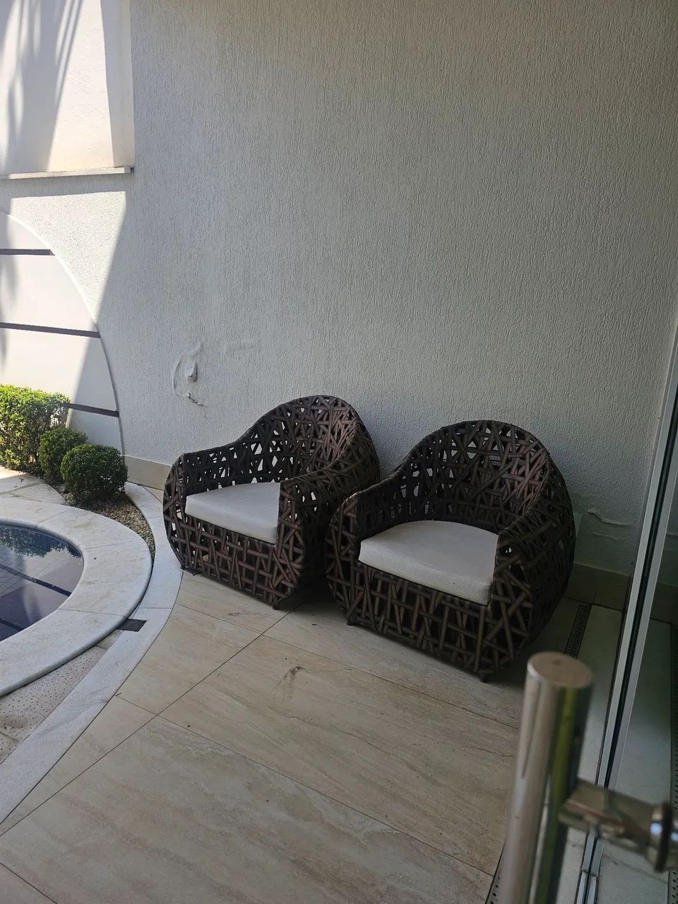 Poltronas área de lazer e piscina