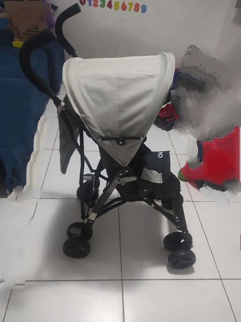 Carrinho de Bebê na cor cinza e preto