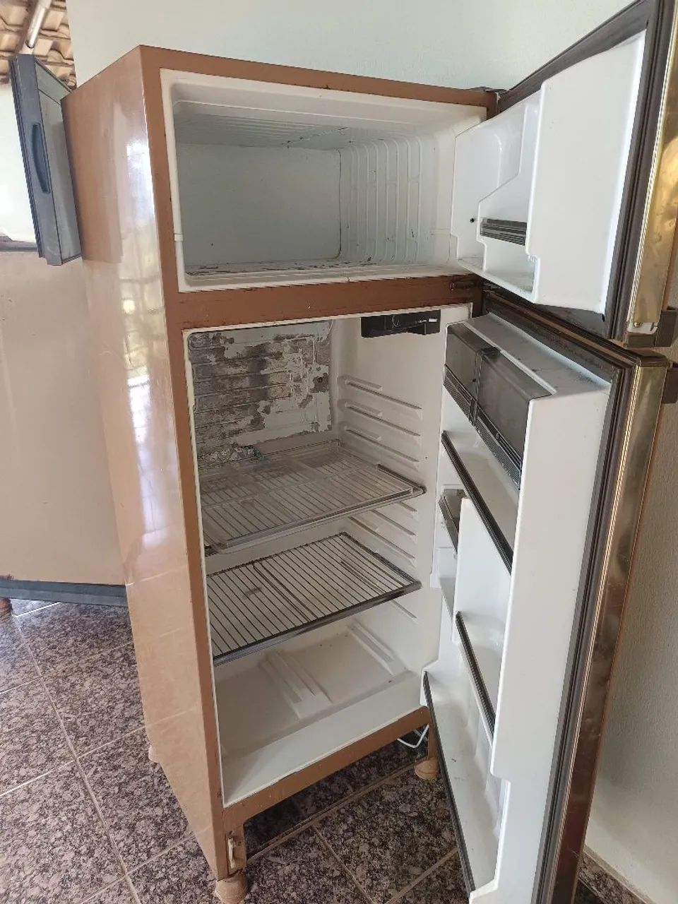 Geladeira antiga funcionando 220v