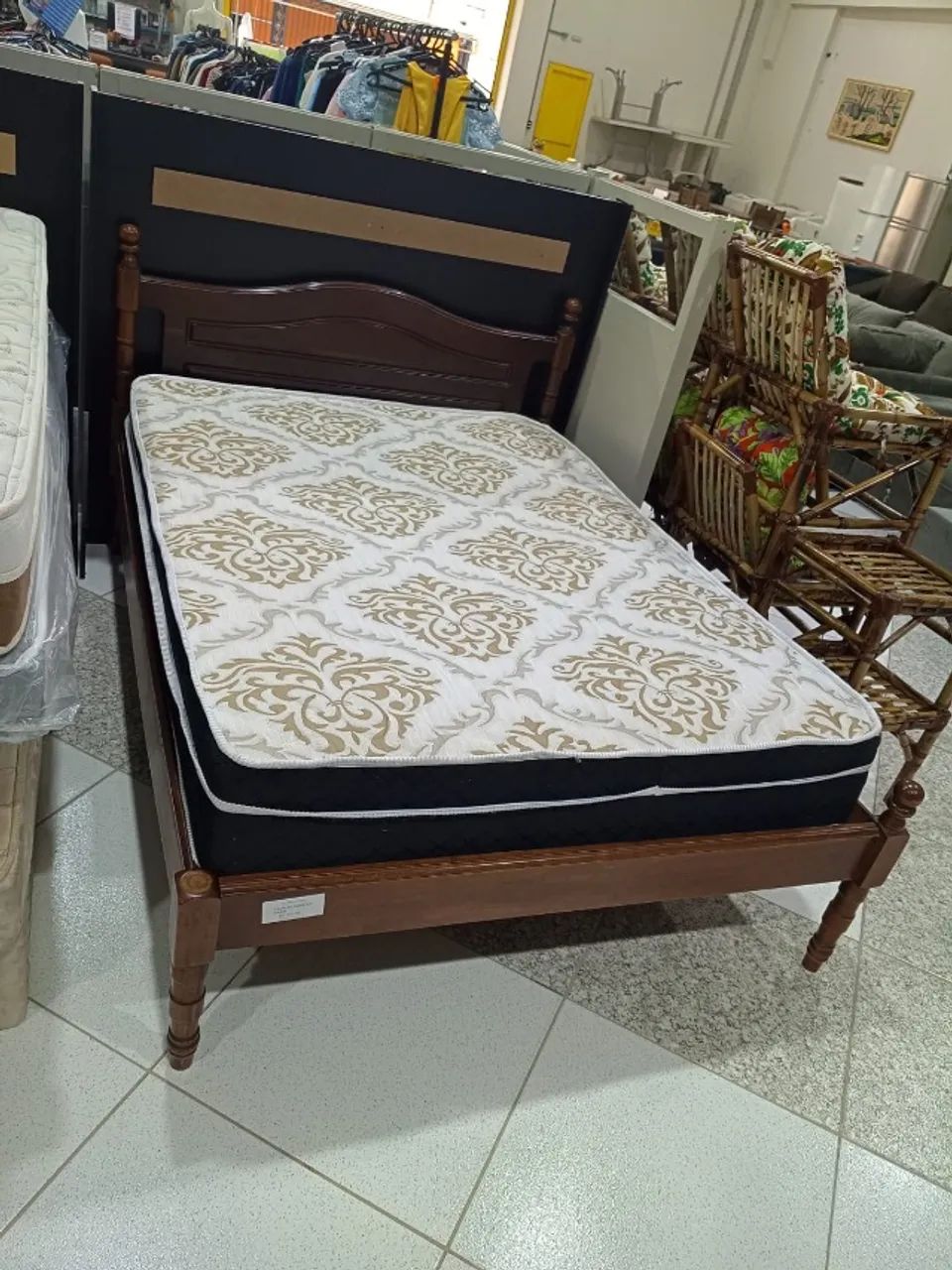 CAMA DE MADEIRA E COLCHÃO CASAL