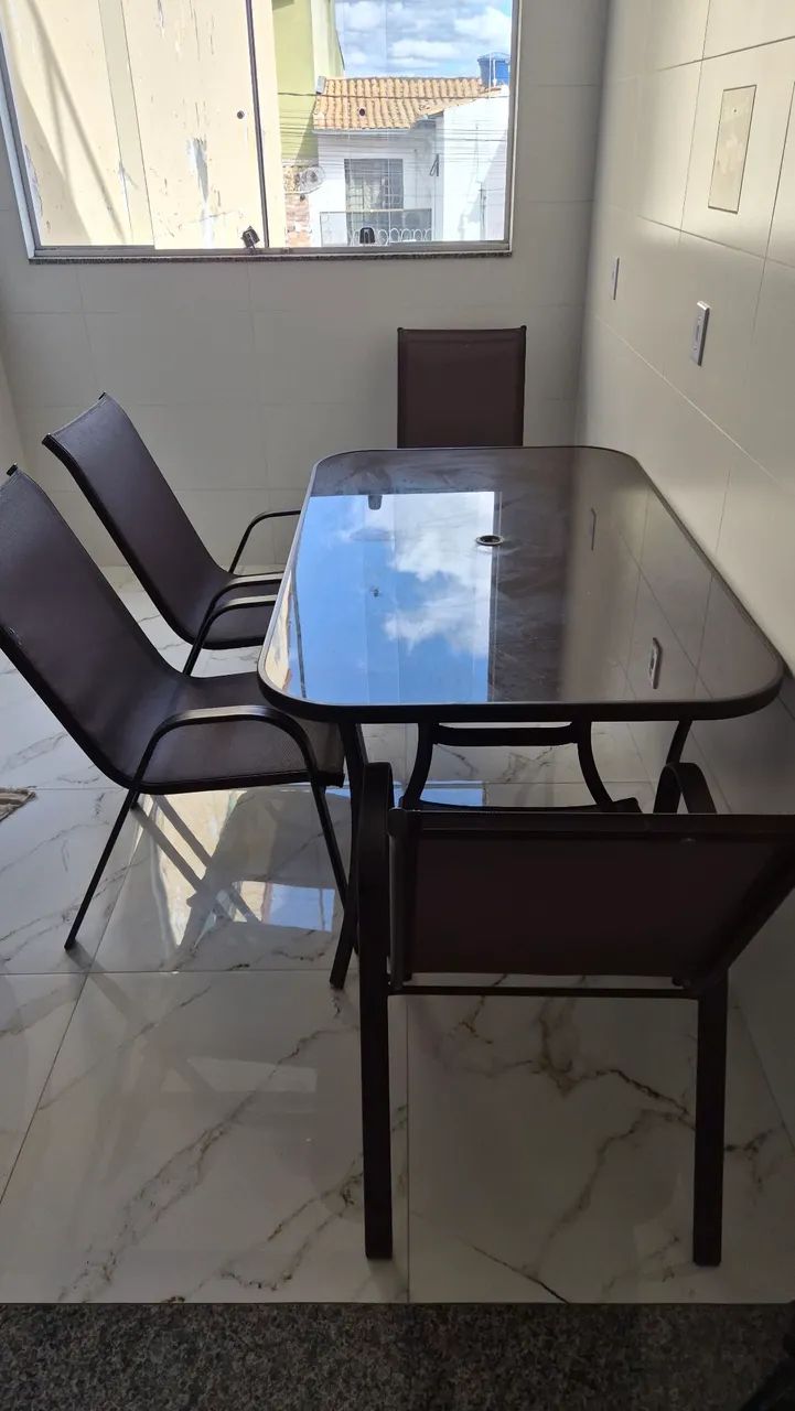 Vendo mesa completa com 6 cadeiras para área externa com ombrelone (guarda sol)