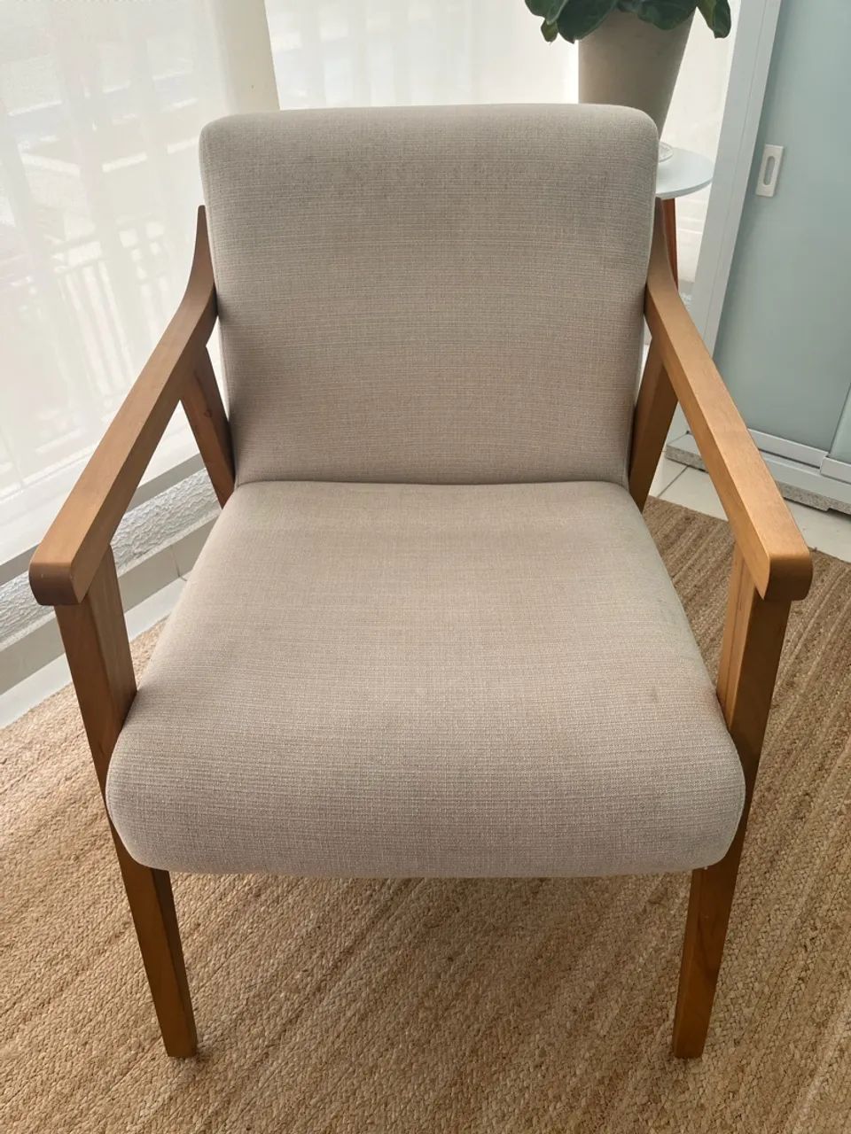  POLTRONA DECORATIVA COM BRAÇOS DE MADEIRA - MODERNA E ELEGANTE - Foto 2