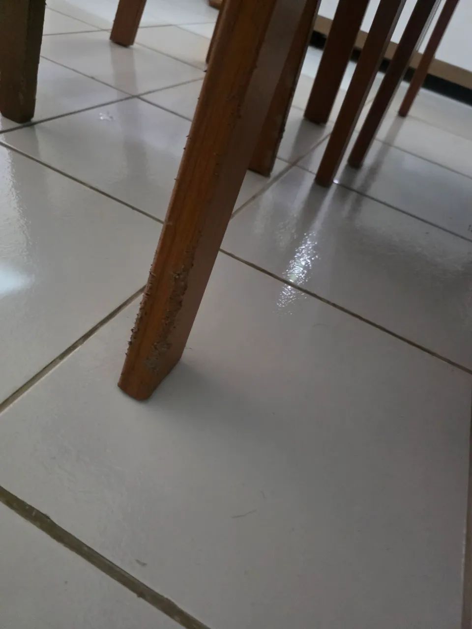 VENDO MESA DE JANTAR COM 4 CADEIRAS - Foto 5