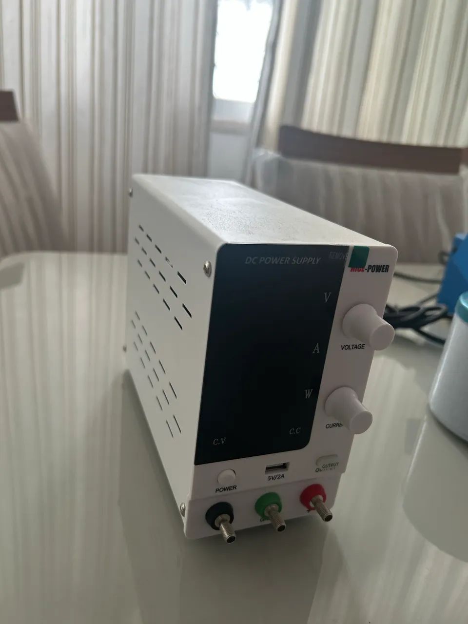 Fonte De Digital Bancada Ajustável 30v 10a 4 Dígitos - Foto 2