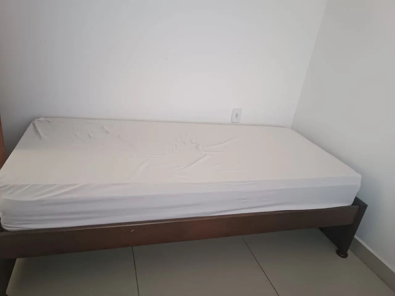Vendo cama de solteiro em madeira tratada anti cupim - Foto 2