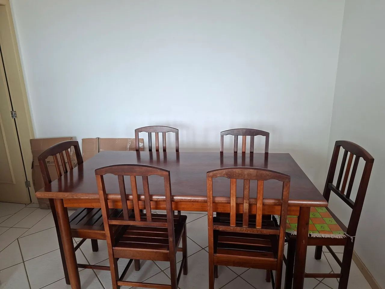 Mesa de madeira maciça com 6 cadeiras