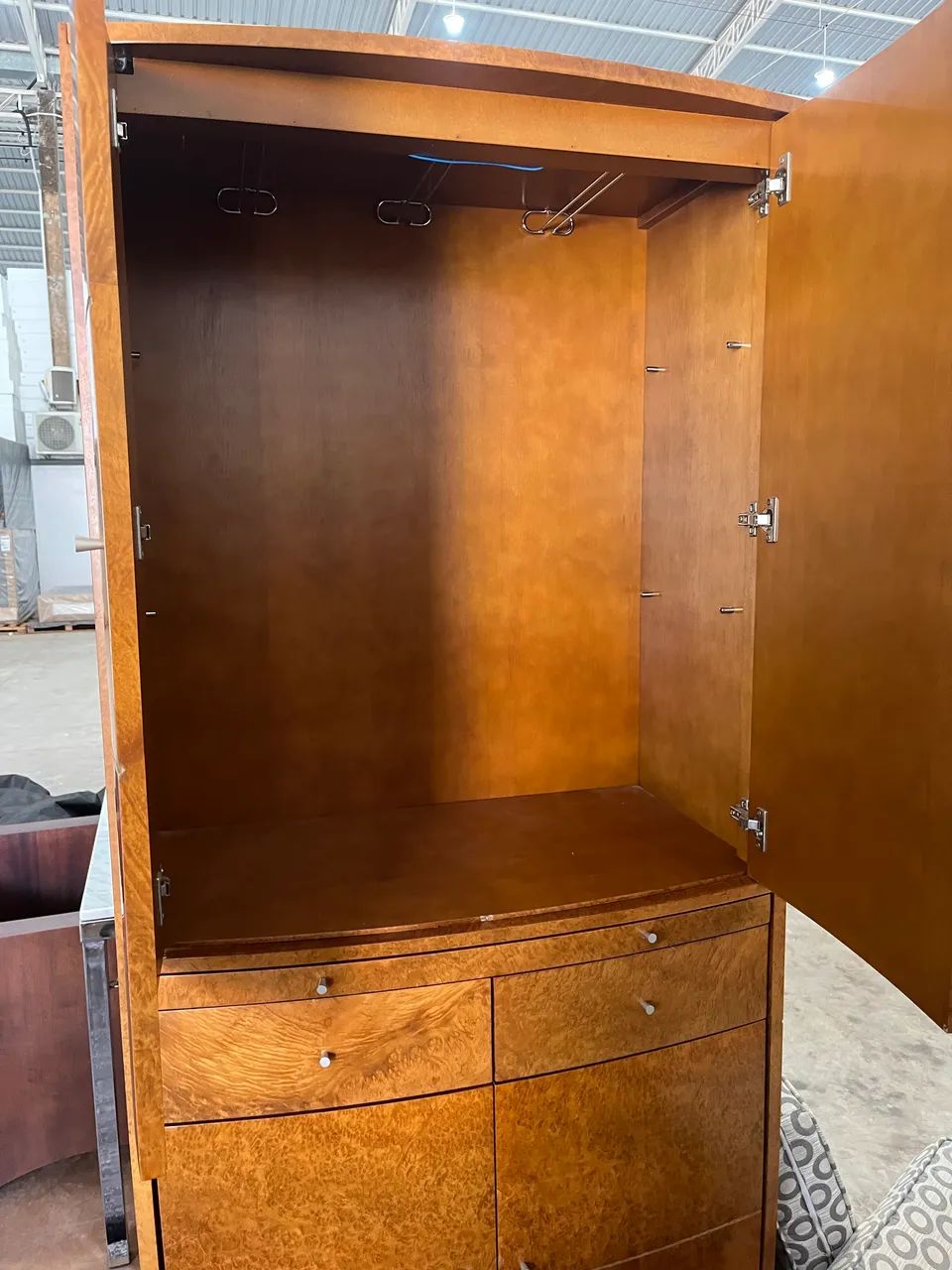 Aparador adega e poltrona em madeira nobre - Foto 2