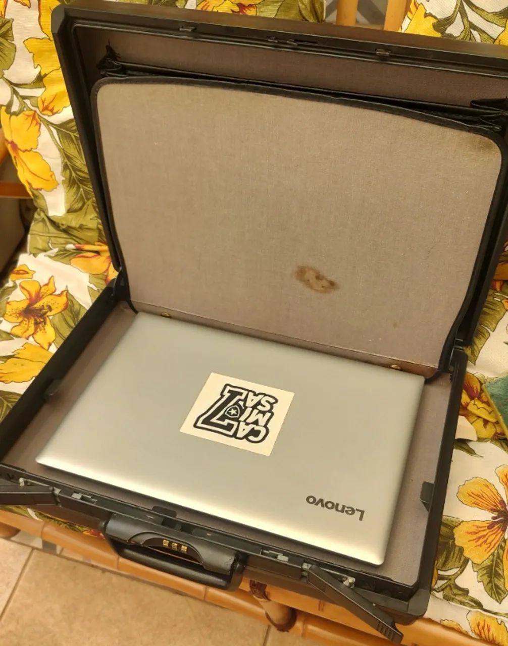 Maleta 007 executiva Samsonite marron, possui travas com segredo númerico - Foto 2