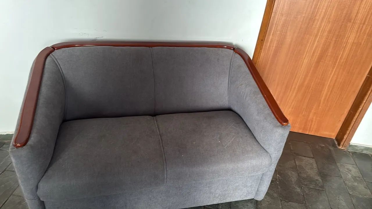   * Sofás 3 e 2 Lugares com Detalhes em Madeira - Foto 2