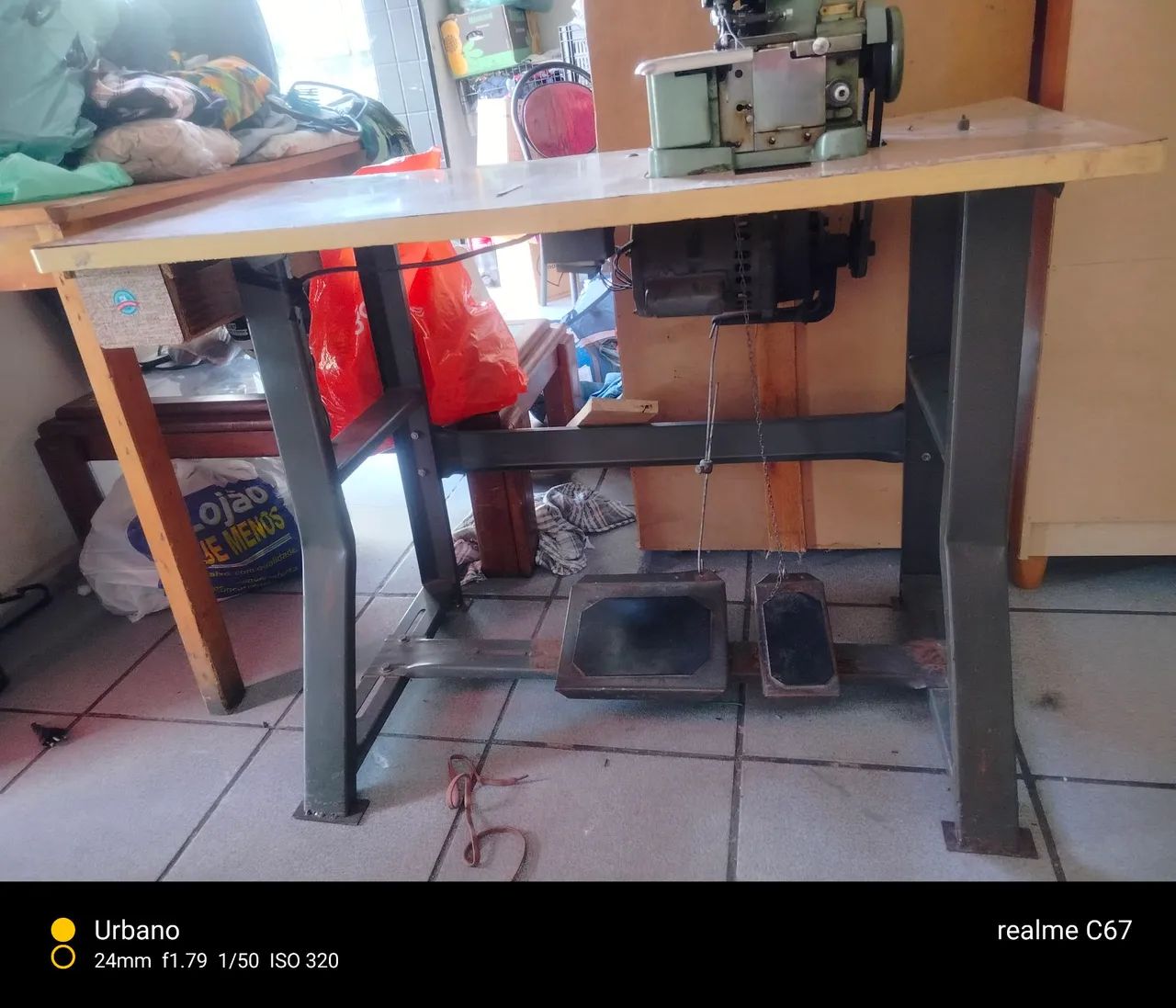 Máquina de costura overloque com mesa - Foto 5