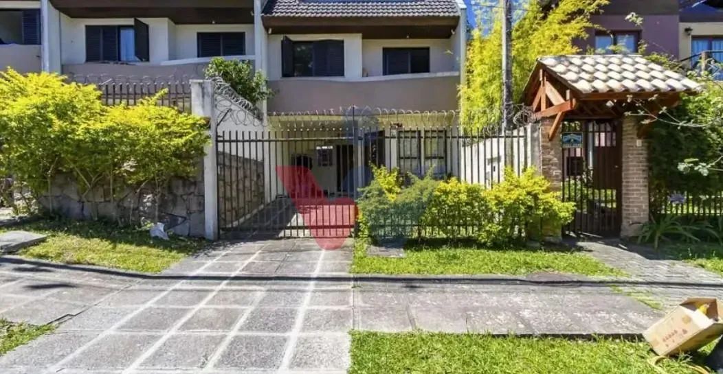 Sobrado Triplex no Mercês | 3 Quartos, Suíte com Hidro, Ático com Churrasqueira