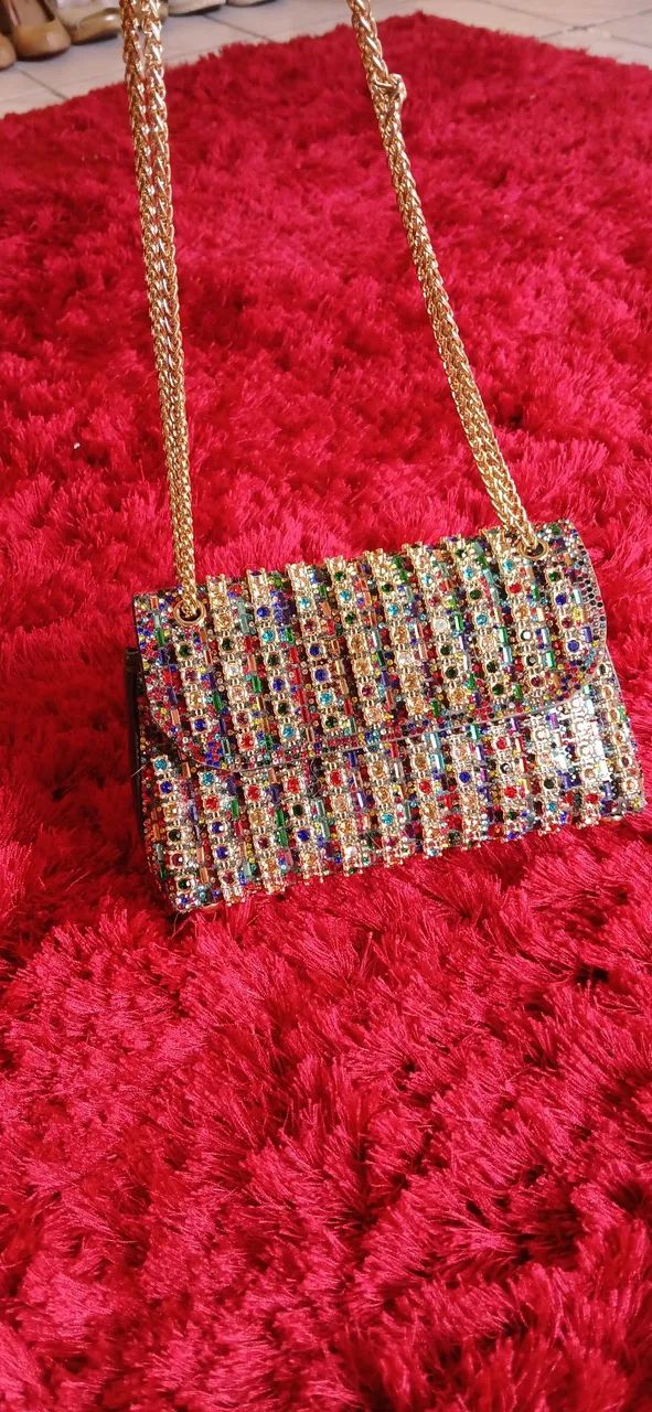 Bolsa Com Pedrarias e Alça Dourada Clube Divas.