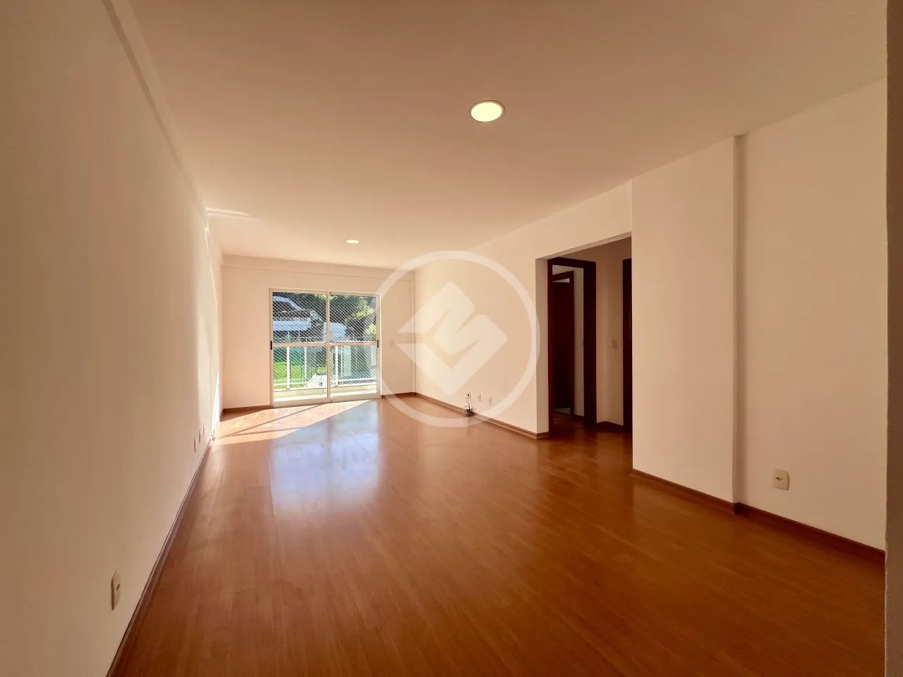 Apartamento com Sol e Varanda na Ermitage codigo: 385048