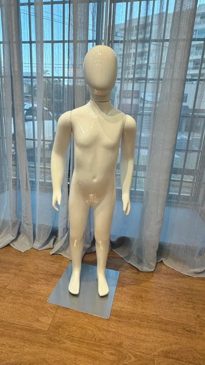 Manequin infantil branco.