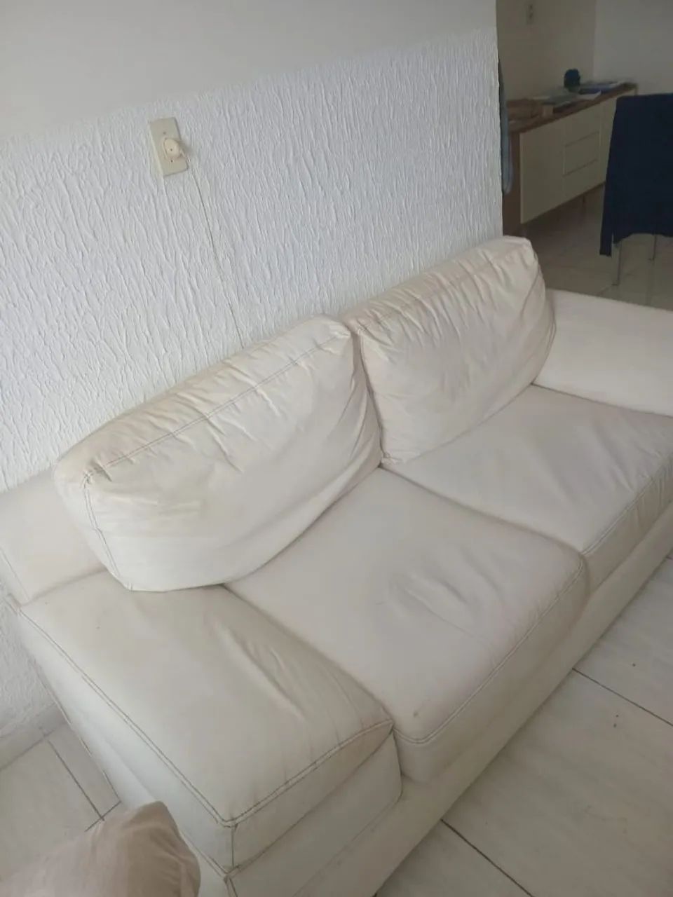 Sofá 3 lugares acompanha pufs 