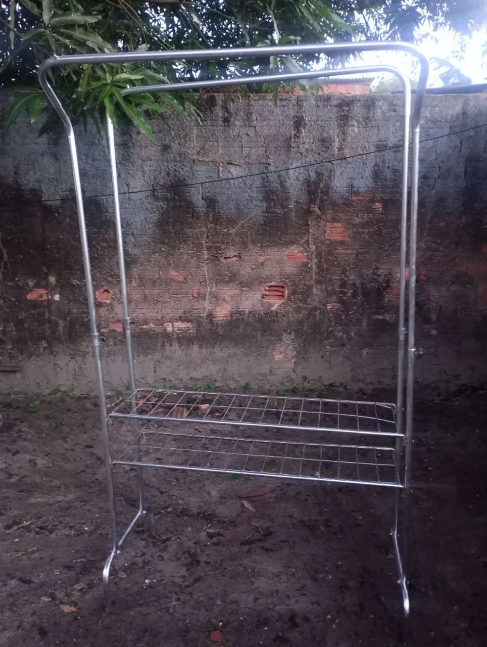 Arara de roupas com prateleira cor inox