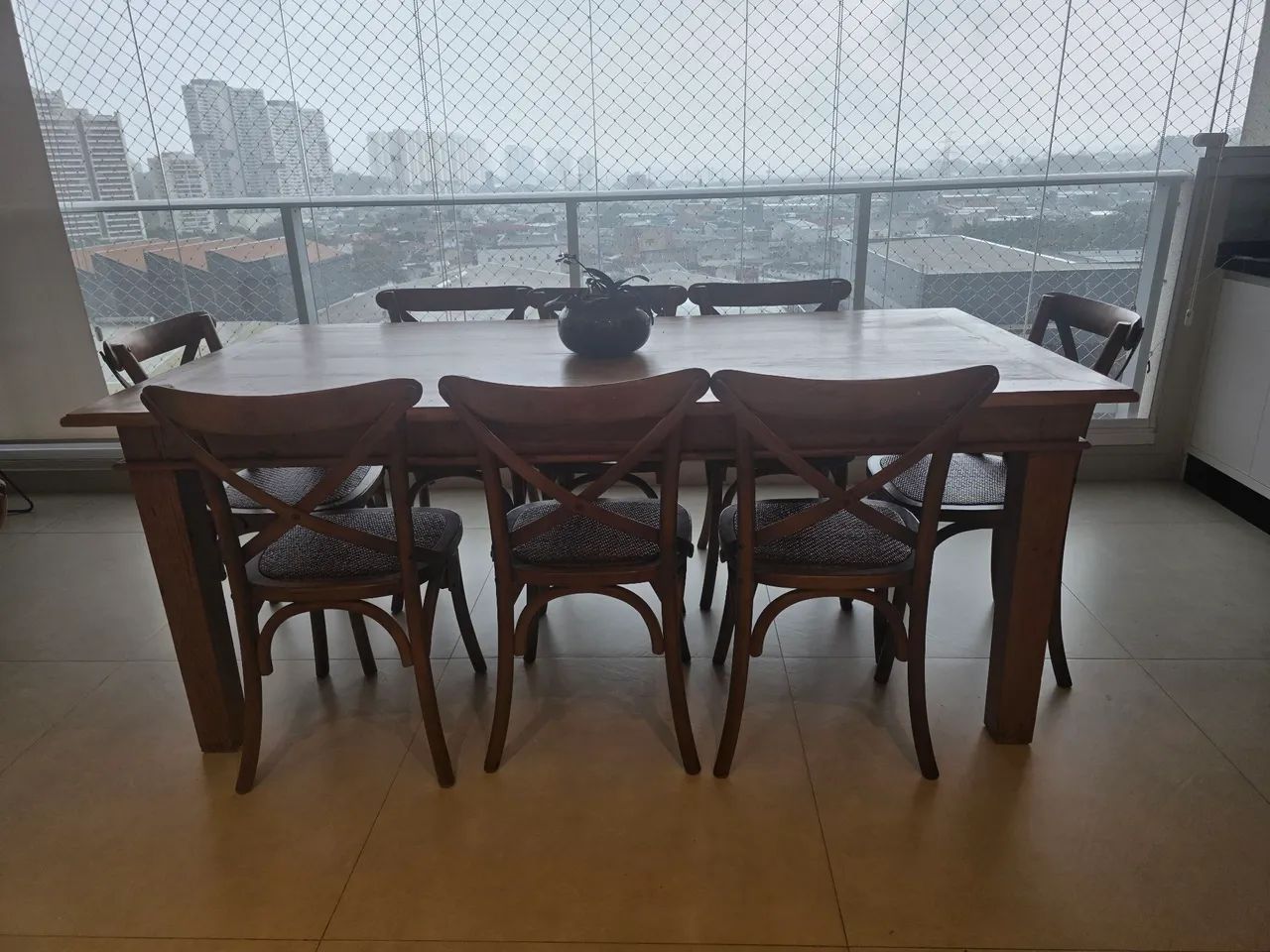 Mesa em madeira maciça com 8 cadeiras