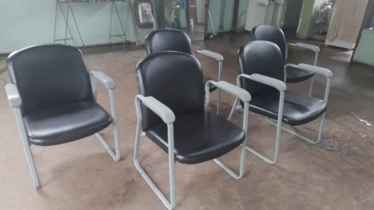 Poltronas couro preto novas