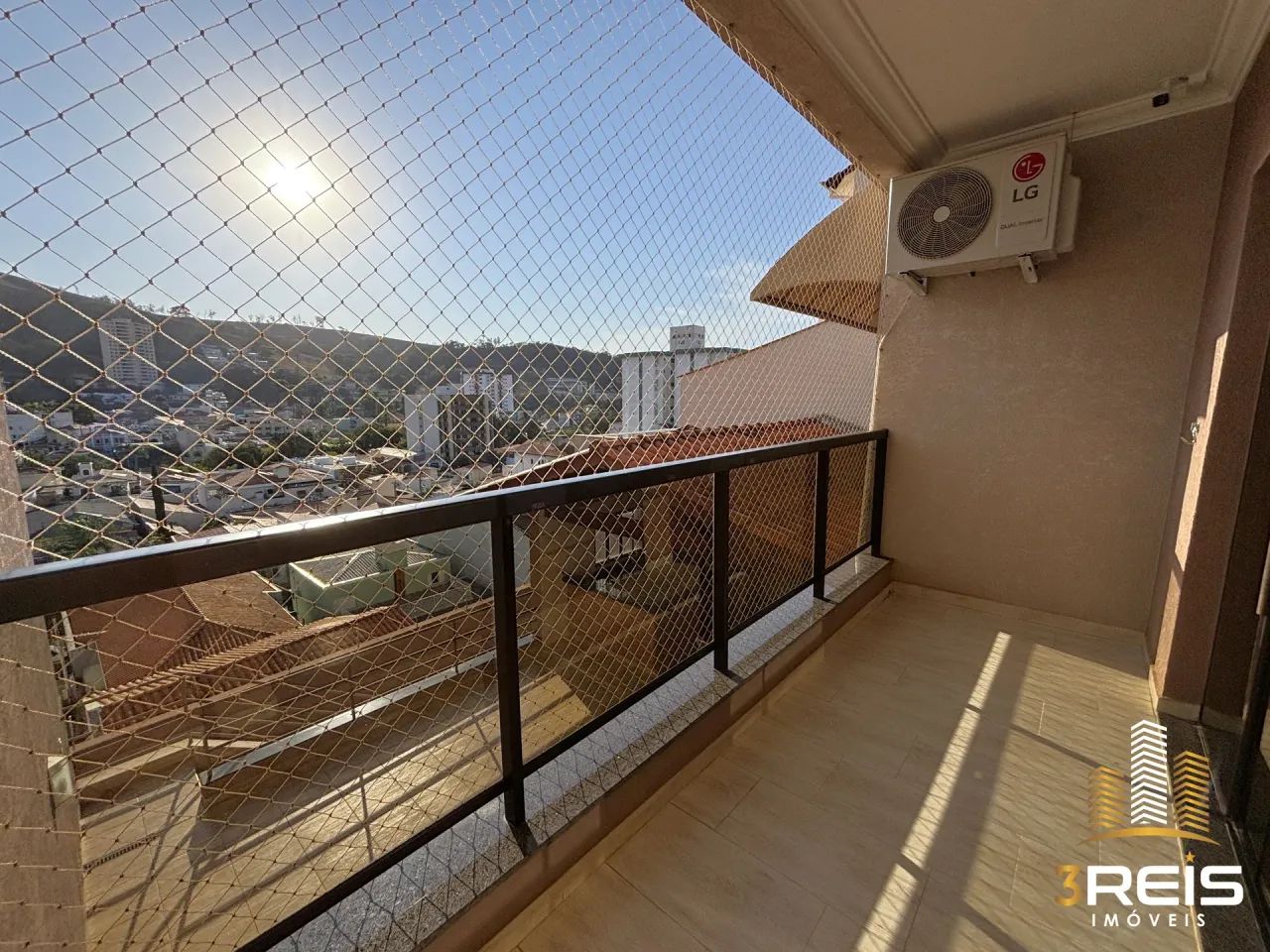 CASA AMPLA NO CENTRO COM VISTA PARA A CIDADE EM SOCORRO - Foto 3