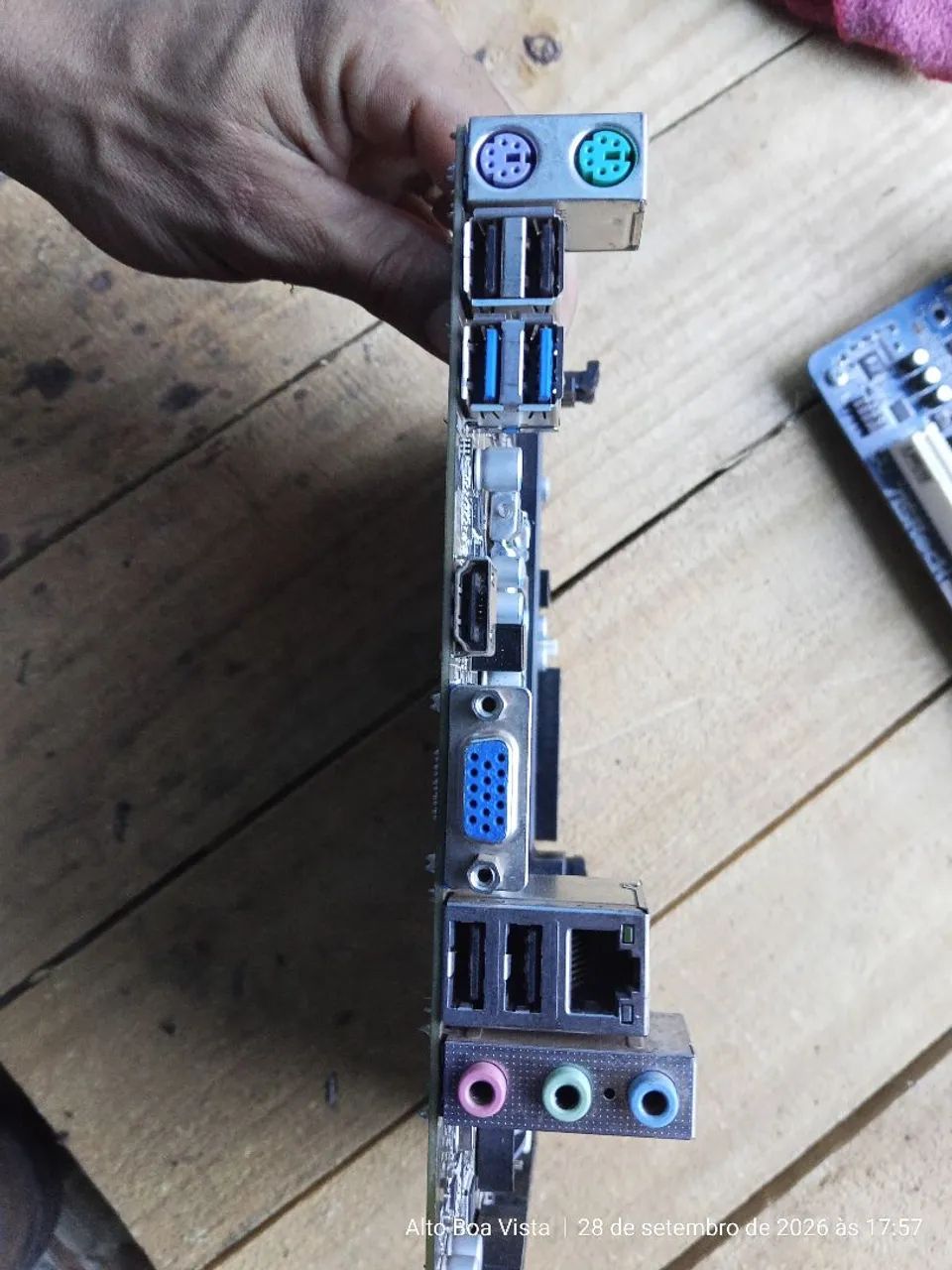 Kit com 2placas mãe com defeito pra consertar ou retirada de peças  - Foto 2