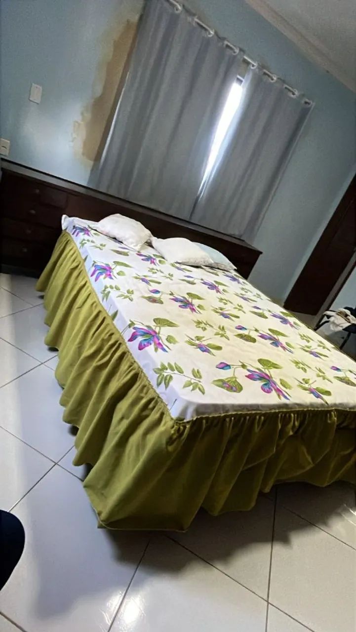 Cama de casal madeira maciça com baú, dois criados e gavetões  - Foto 2