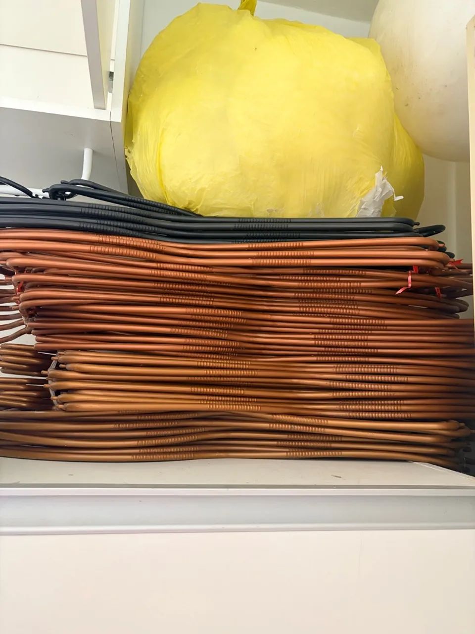 IMPERDÍVEL!!!! 45 cabides silhueta em plástico resistente na cor cobre - Foto 2