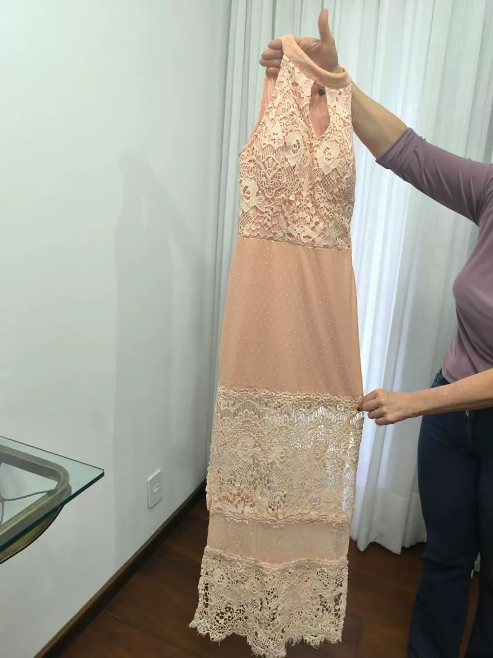 Vestido longo de renda rosa claro 