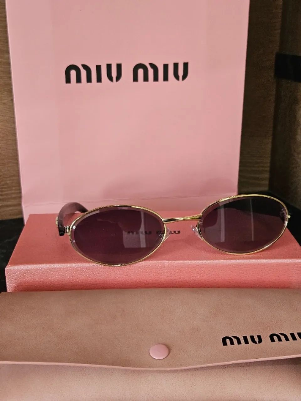 Óculos de Sol Miu Miu Oval - Elegância e Estilo Premium