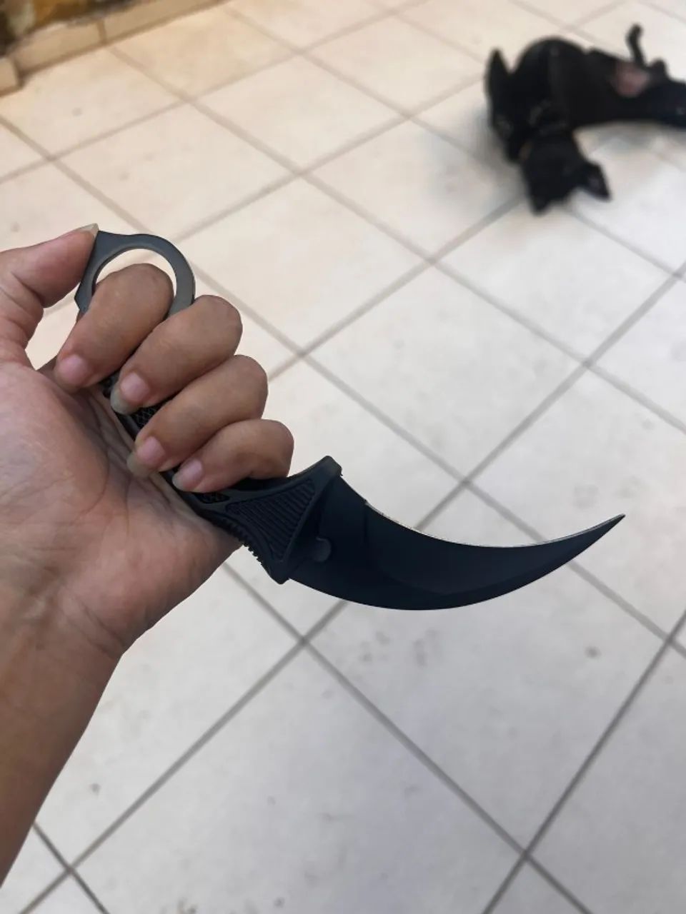 Karambit Preta com Bainha - Foto 3