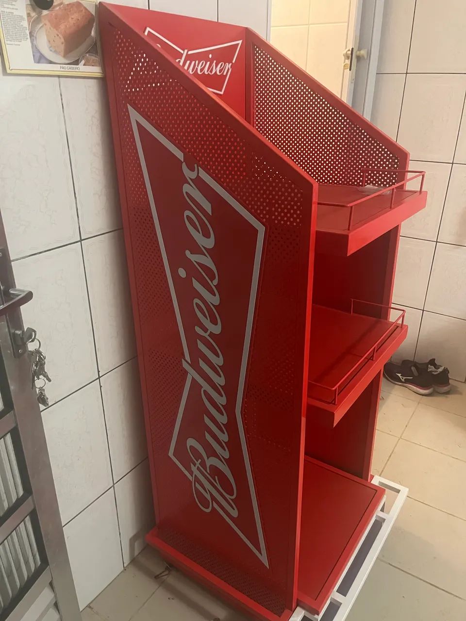 expositor promocional de metal da marca Budweiser